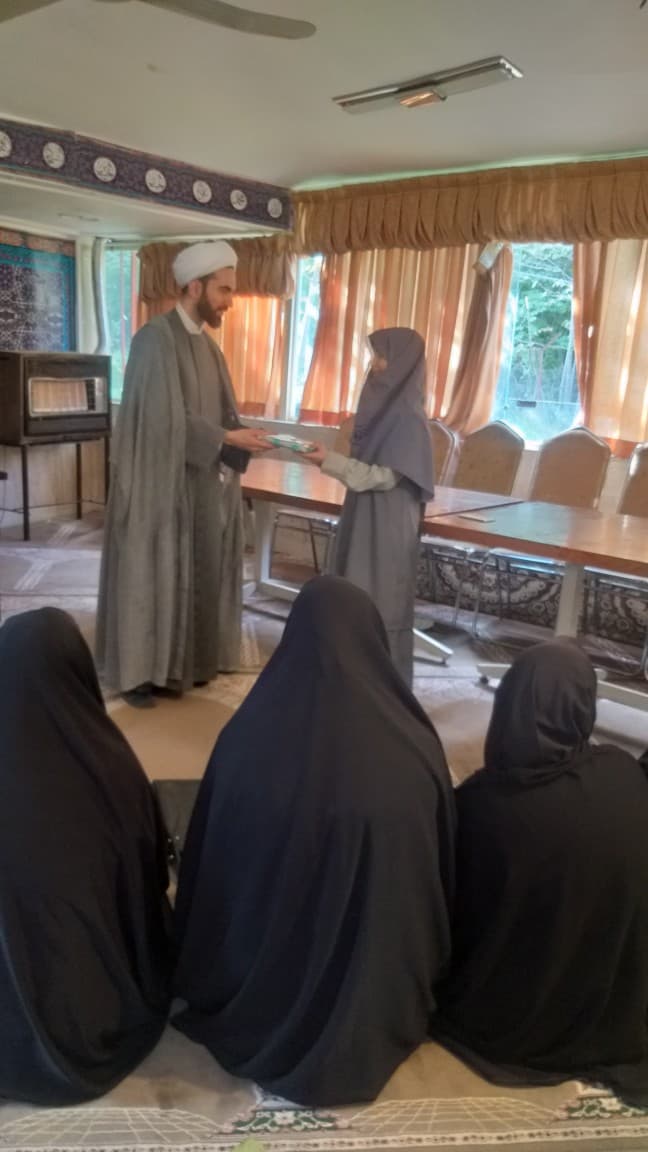 دریافت جایزه از روحانی نماز جماعت
